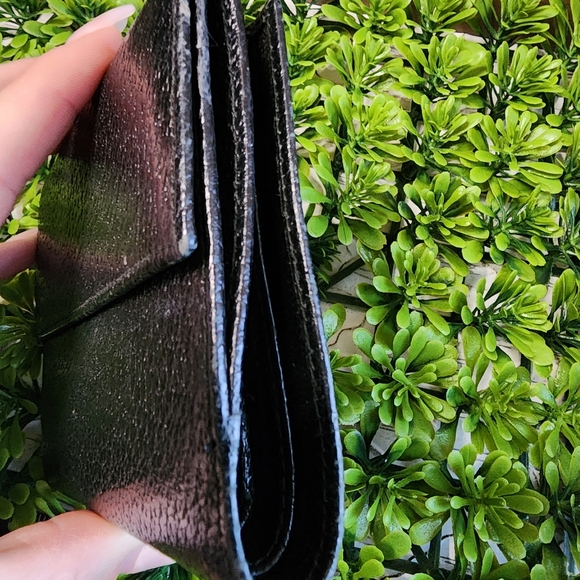 GUC Gucci G Clasp Compact Leather Wallet - Picture 6 of 16